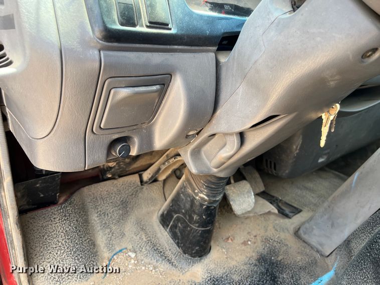 image for item DS3095 2006 International CF600 box truck