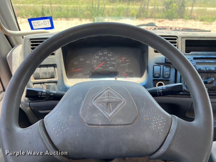 image for item DS3095 2006 International CF600 box truck