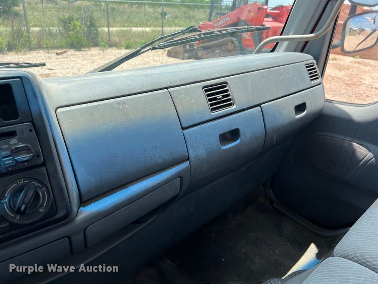 image for item DS3095 2006 International CF600 box truck