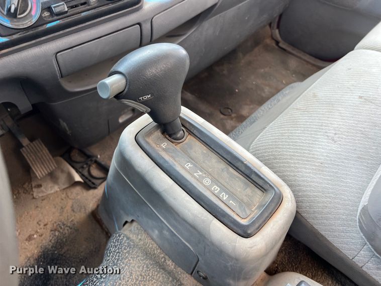 image for item DS3095 2006 International CF600 box truck