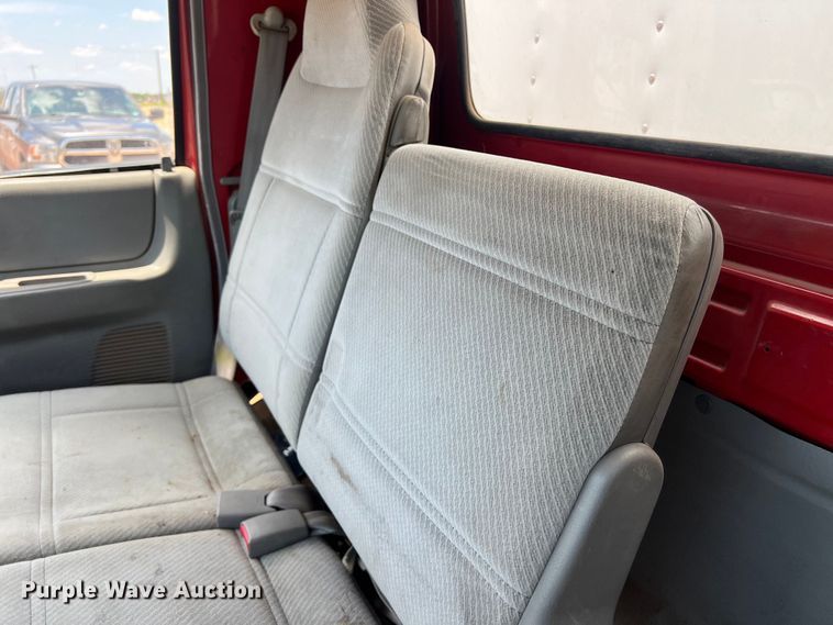 image for item DS3095 2006 International CF600 box truck