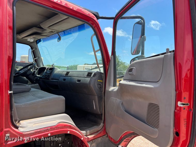 image for item DS3095 2006 International CF600 box truck