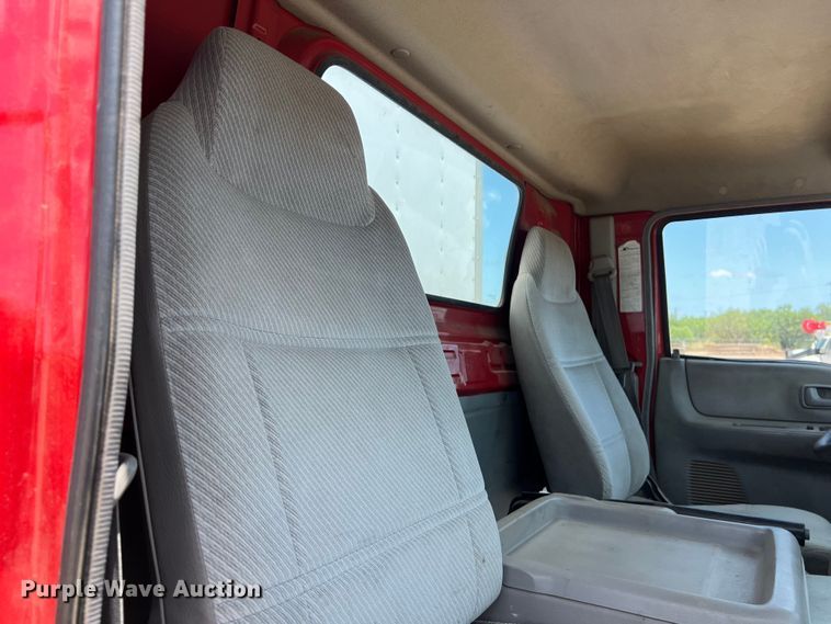 image for item DS3095 2006 International CF600 box truck