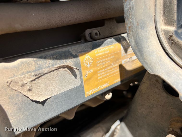 image for item DS3095 2006 International CF600 box truck