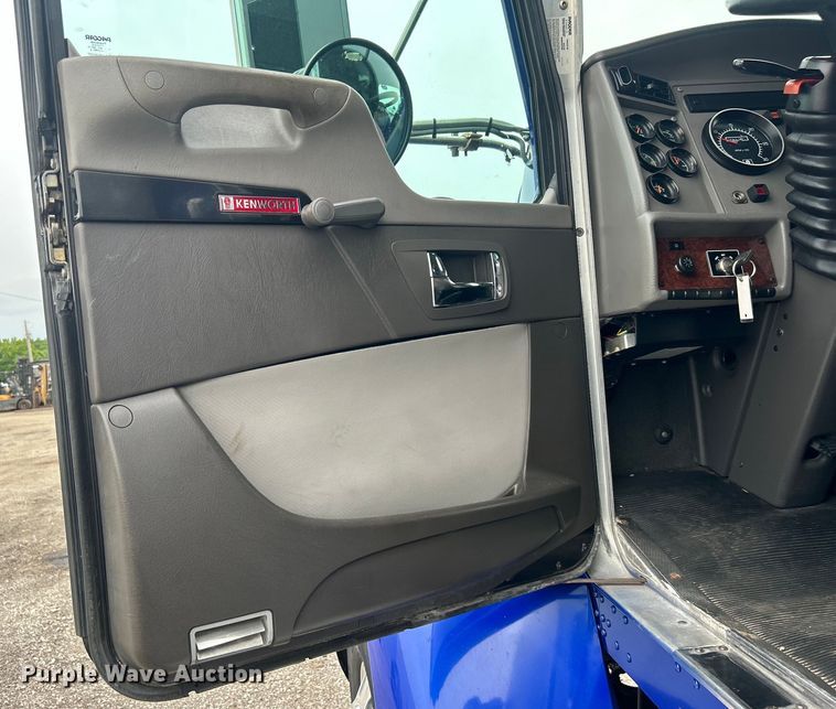 image for item EG0678 2010 Kenworth T370 box truck