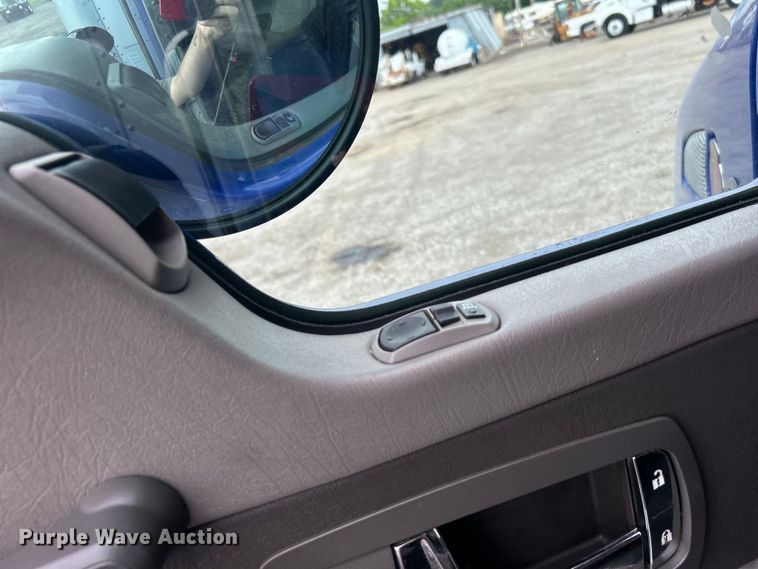 image for item EG0678 2010 Kenworth T370 box truck