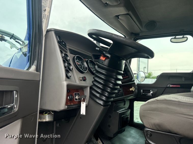 image for item EG0678 2010 Kenworth T370 box truck