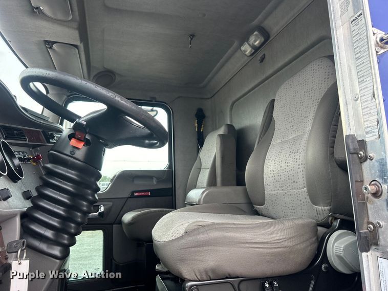 image for item EG0678 2010 Kenworth T370 box truck