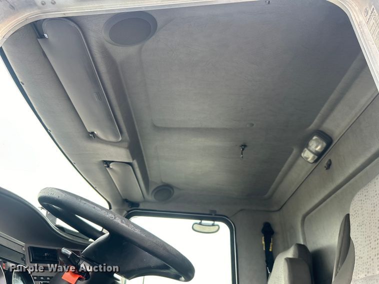 image for item EG0678 2010 Kenworth T370 box truck