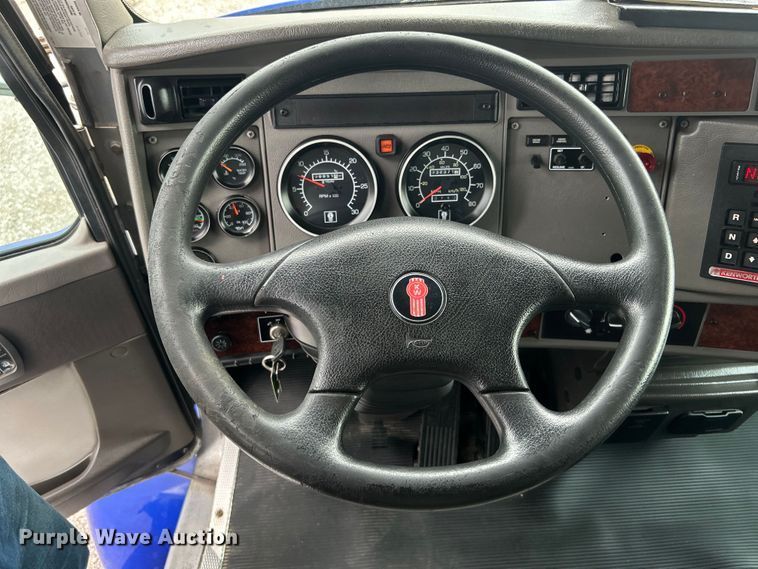 image for item EG0678 2010 Kenworth T370 box truck