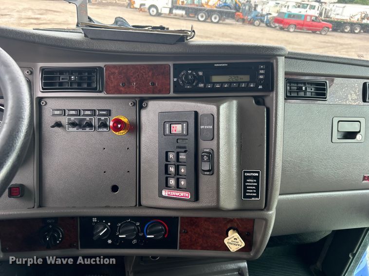 image for item EG0678 2010 Kenworth T370 box truck
