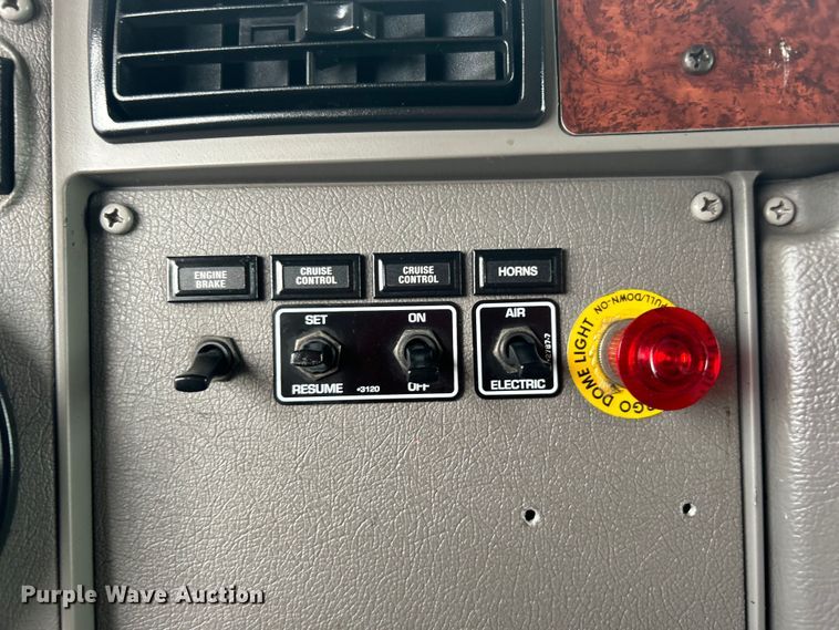 image for item EG0678 2010 Kenworth T370 box truck