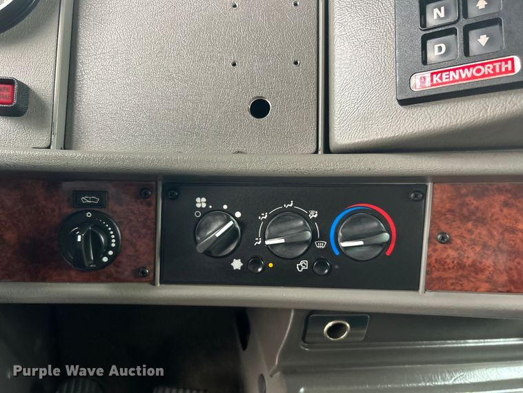 image for item EG0678 2010 Kenworth T370 box truck