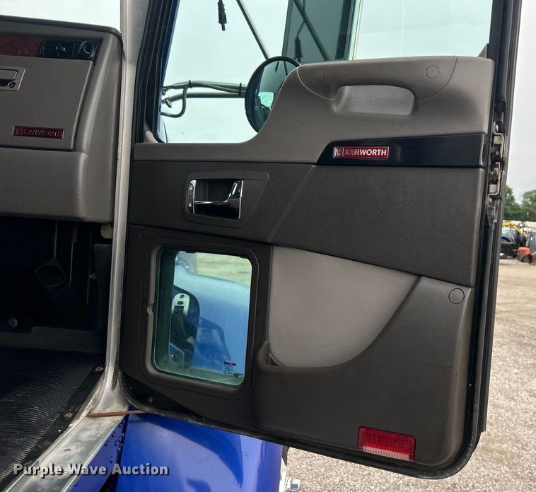 image for item EG0678 2010 Kenworth T370 box truck