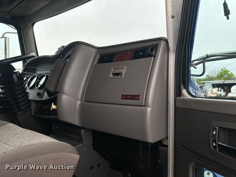 image for item EG0678 2010 Kenworth T370 box truck