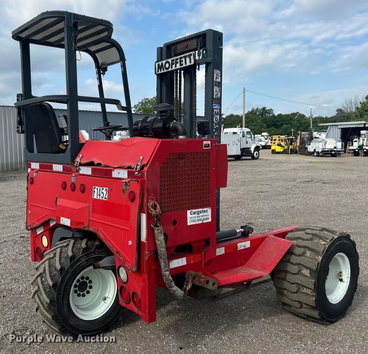 image for item EG0714 2002 Moffett  M5000 forklift