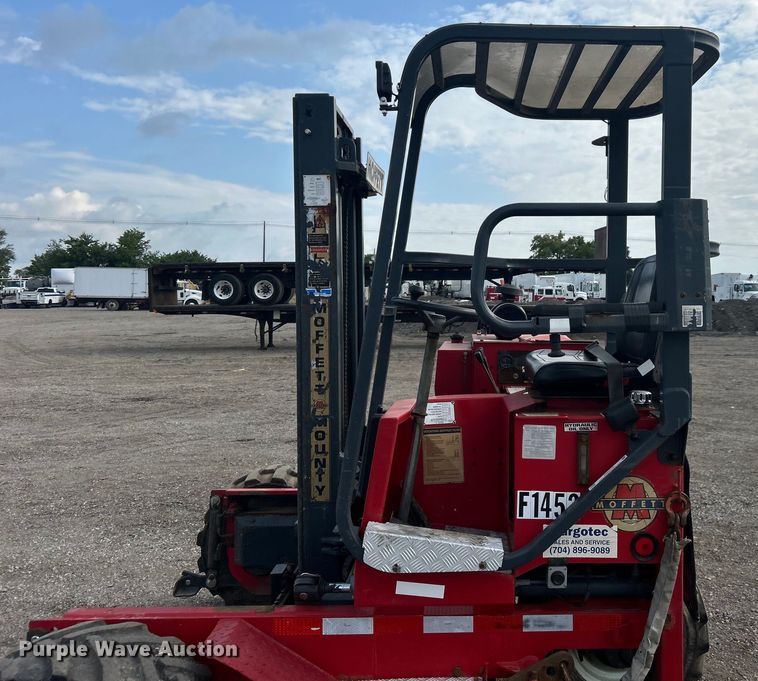 image for item EG0714 2002 Moffett  M5000 forklift