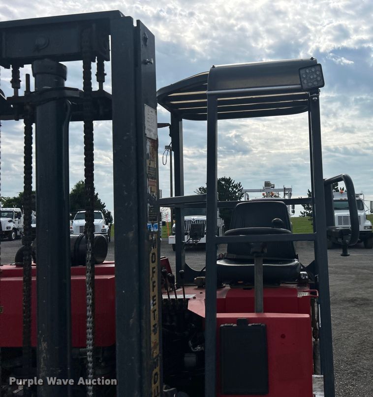 image for item EG0714 2002 Moffett  M5000 forklift