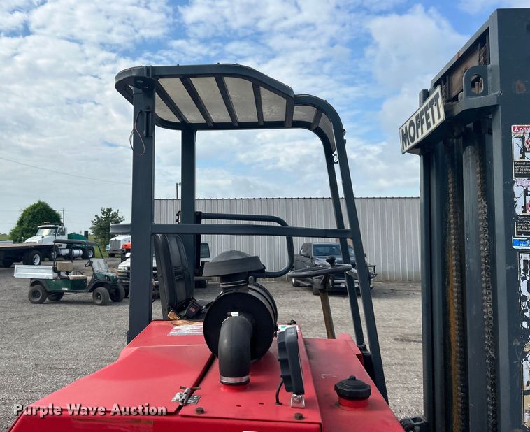 image for item EG0714 2002 Moffett  M5000 forklift