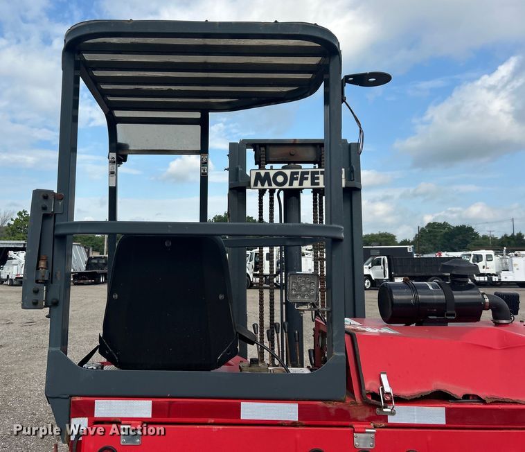 image for item EG0714 2002 Moffett  M5000 forklift