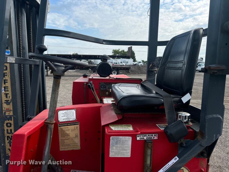 image for item EG0714 2002 Moffett  M5000 forklift