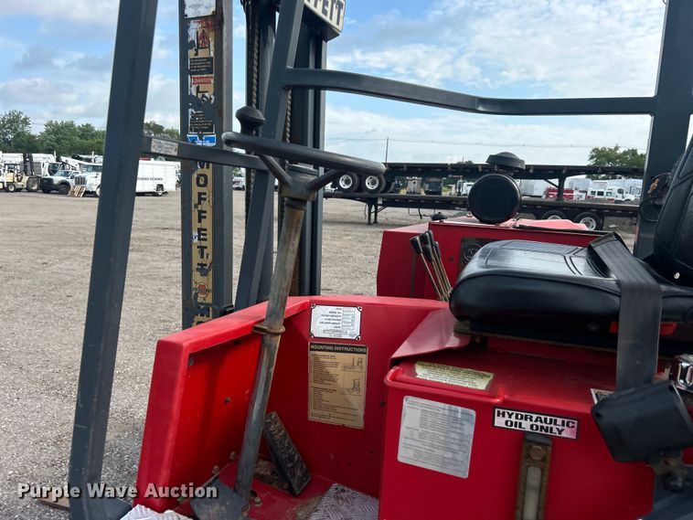 image for item EG0714 2002 Moffett  M5000 forklift