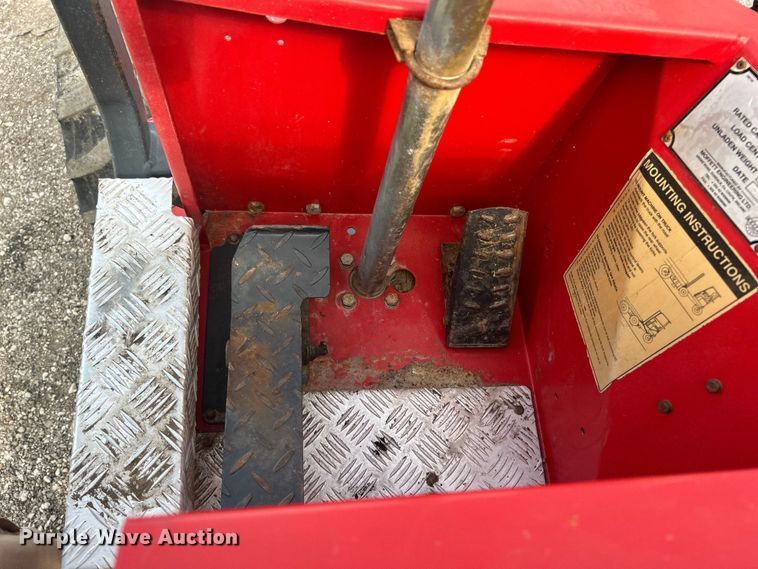 image for item EG0714 2002 Moffett  M5000 forklift