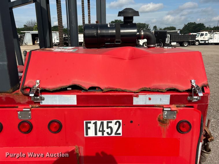 image for item EG0714 2002 Moffett  M5000 forklift