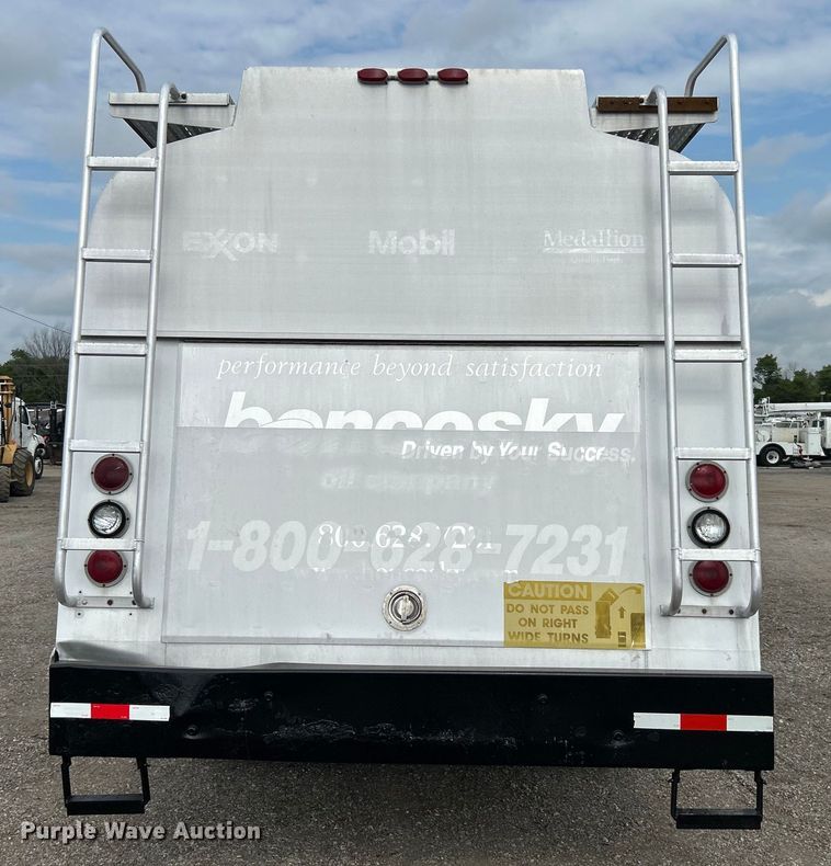 image for item EG0715 2002 International  8100 fuel truck