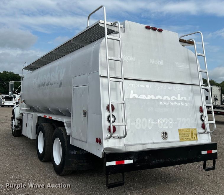 image for item EG0715 2002 International  8100 fuel truck