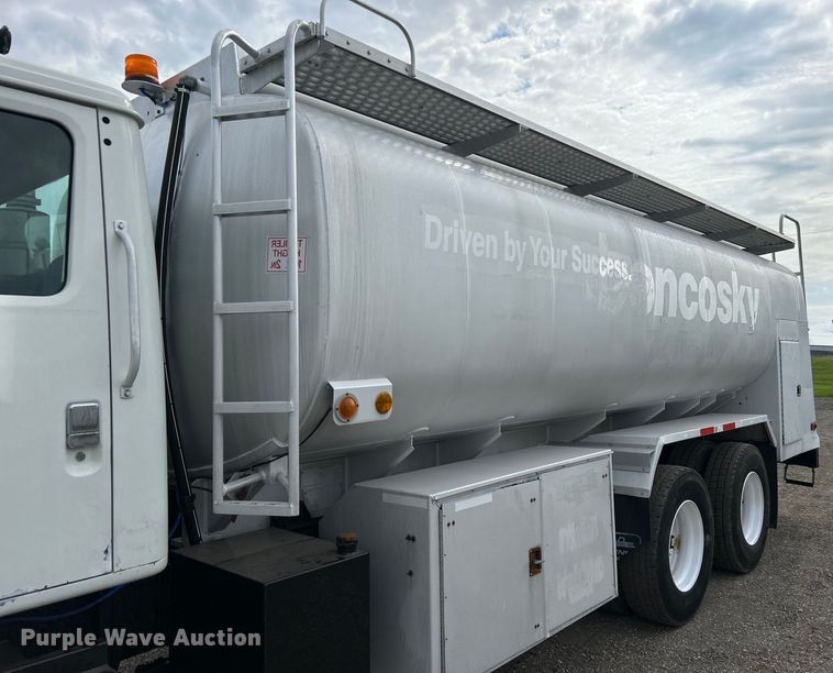 image for item EG0715 2002 International  8100 fuel truck