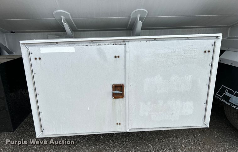 image for item EG0715 2002 International  8100 fuel truck