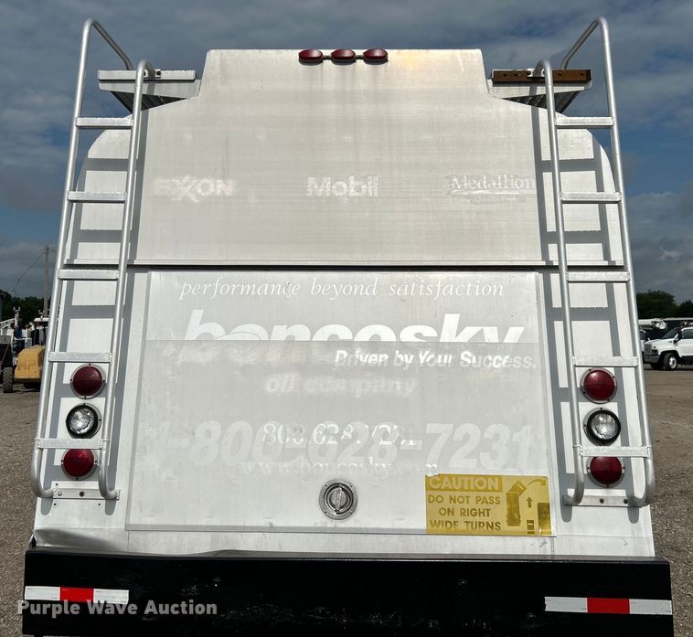 image for item EG0715 2002 International  8100 fuel truck