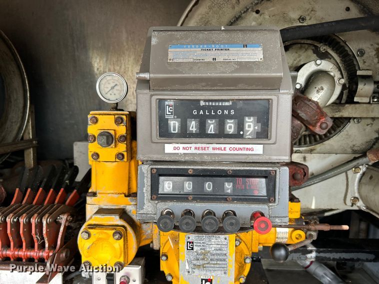 image for item EG0715 2002 International  8100 fuel truck