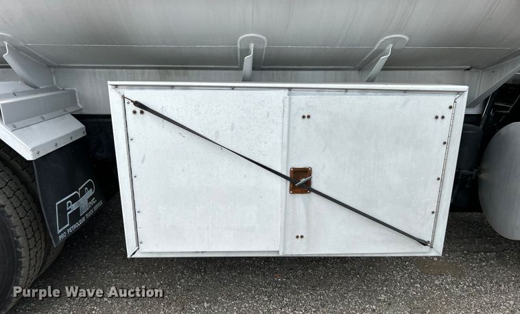 image for item EG0715 2002 International  8100 fuel truck