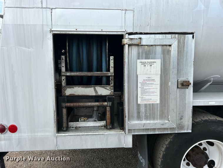 image for item EG0715 2002 International  8100 fuel truck