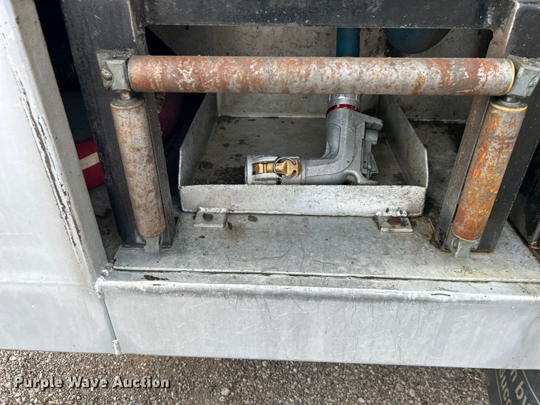 image for item EG0715 2002 International  8100 fuel truck