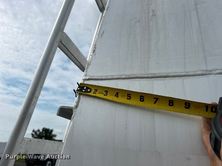 image for item EG0715 2002 International  8100 fuel truck