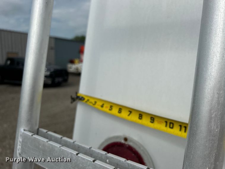 image for item EG0715 2002 International  8100 fuel truck