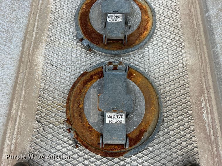 image for item EG0715 2002 International  8100 fuel truck