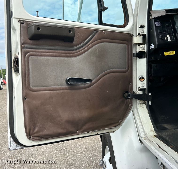 image for item EG0715 2002 International  8100 fuel truck