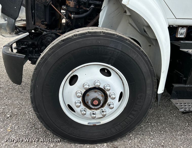 image for item EG0715 2002 International  8100 fuel truck