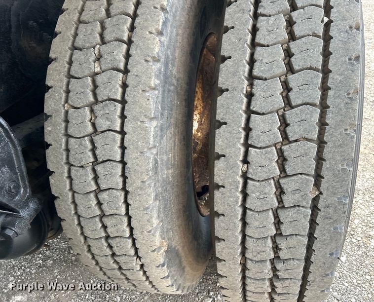 image for item EG0715 2002 International  8100 fuel truck