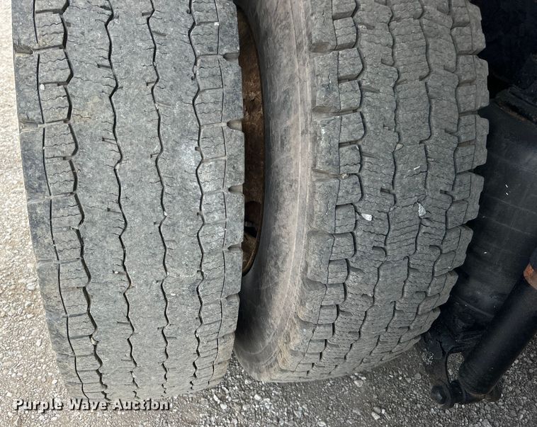 image for item EG0715 2002 International  8100 fuel truck