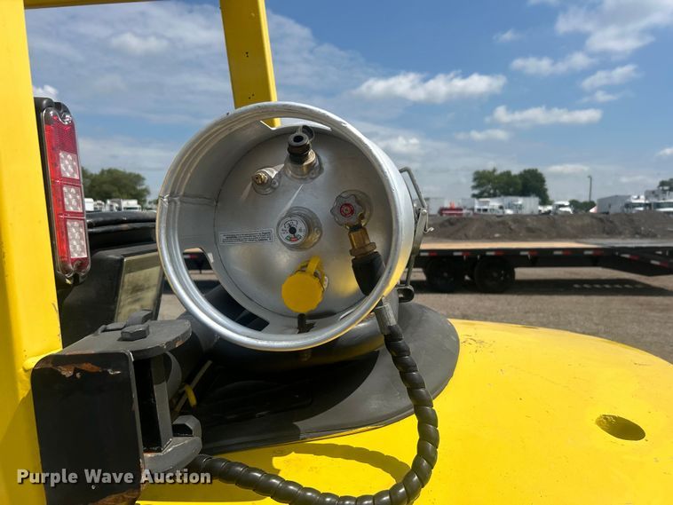 image for item EG0718 2005 Hyster 80 forklift