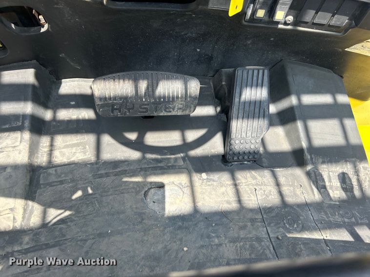 image for item EG0718 2005 Hyster 80 forklift