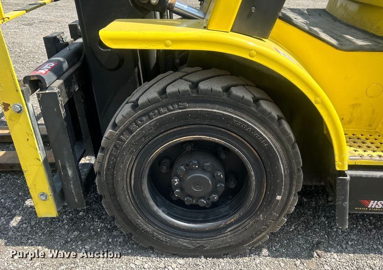 image for item EG0718 2005 Hyster 80 forklift