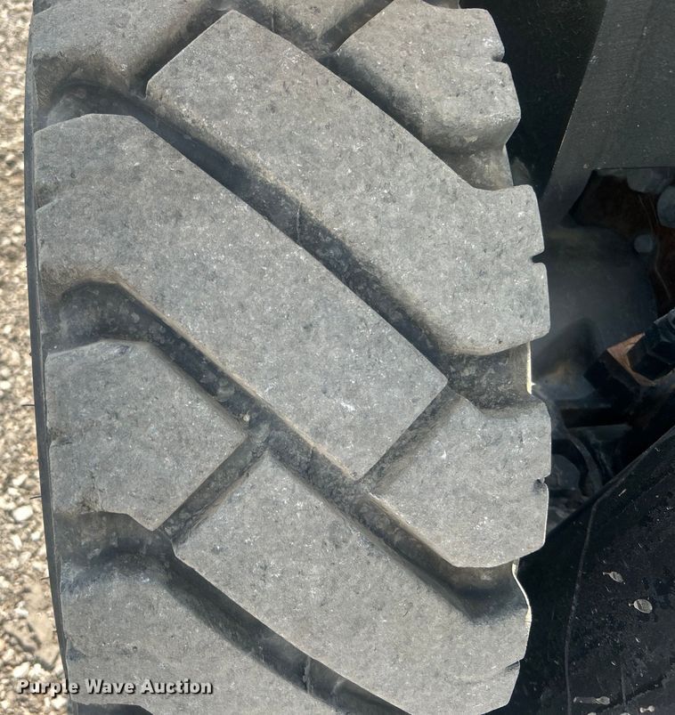 image for item EG0718 2005 Hyster 80 forklift