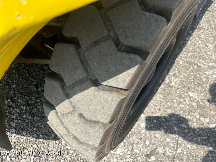 image for item EG0718 2005 Hyster 80 forklift