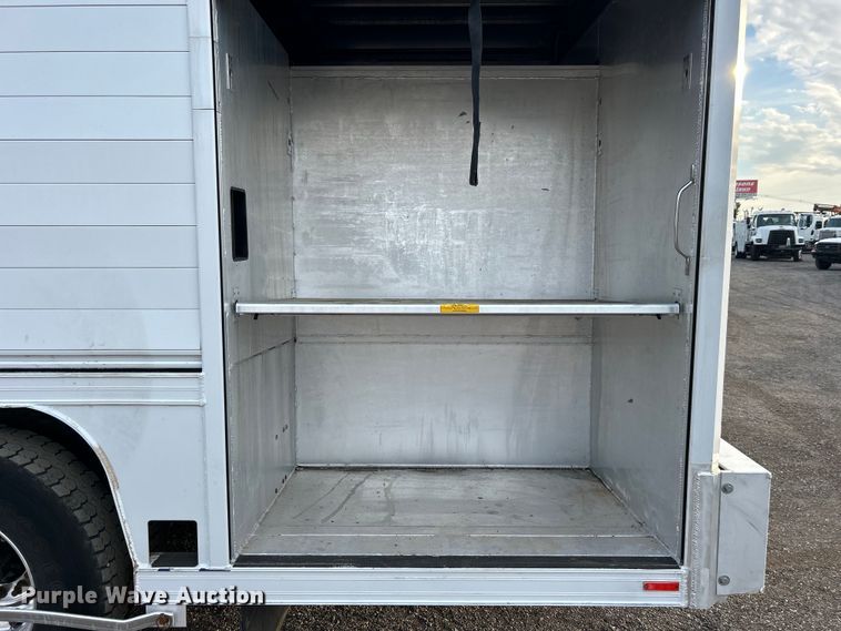 image for item EG0720 2017 Ford F650 Super Duty  delivery truck